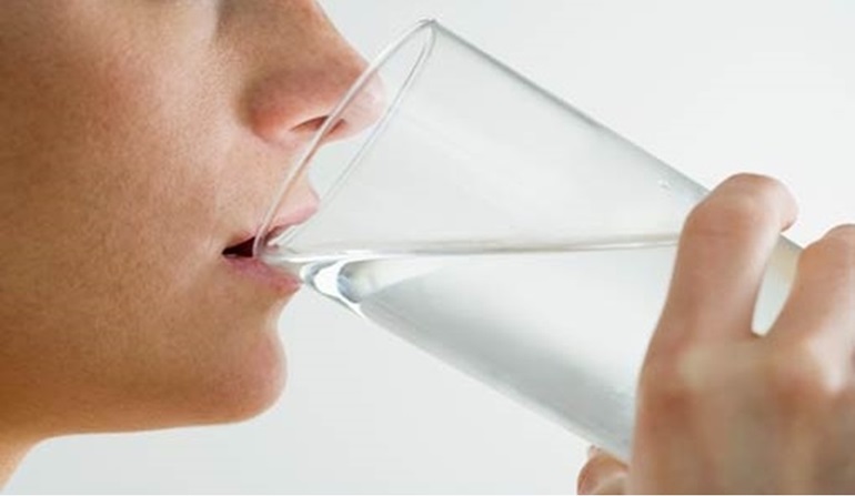 غير قلة شرب الماء.. تعرف على أسباب تؤدي لجفاف الجسم