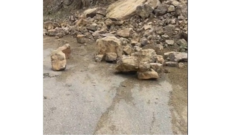 بعد كارثة السيول.. انهيار للصخور في طريق عام بسلطنة عمان