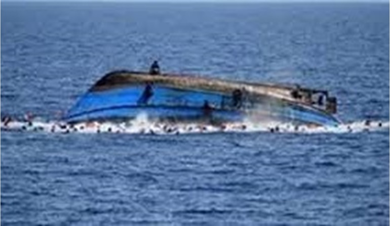 غرق سفينة بسواحل دولة عربية وانتشال عشرات الجثث